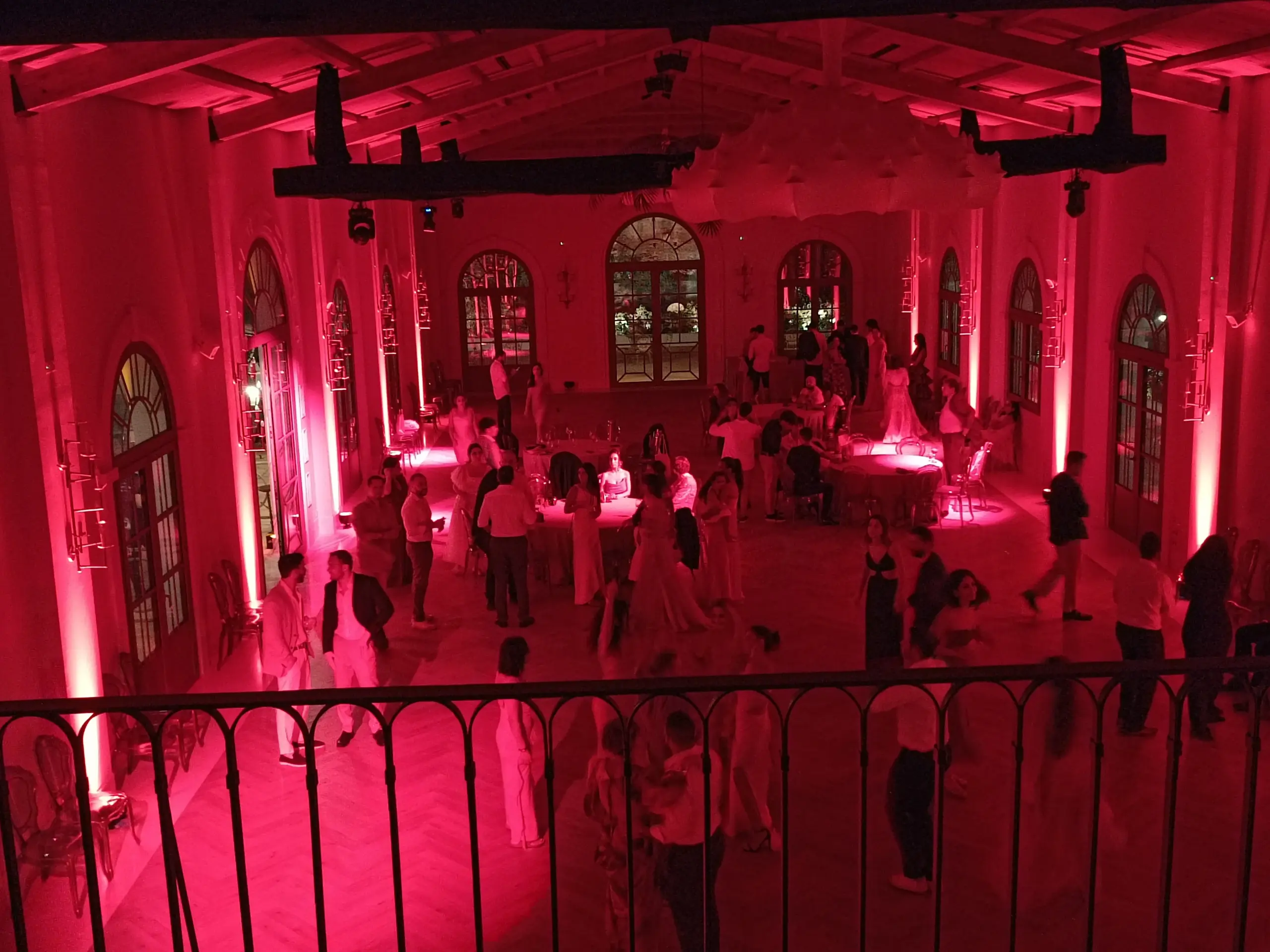 iluminación roja en sala de boda