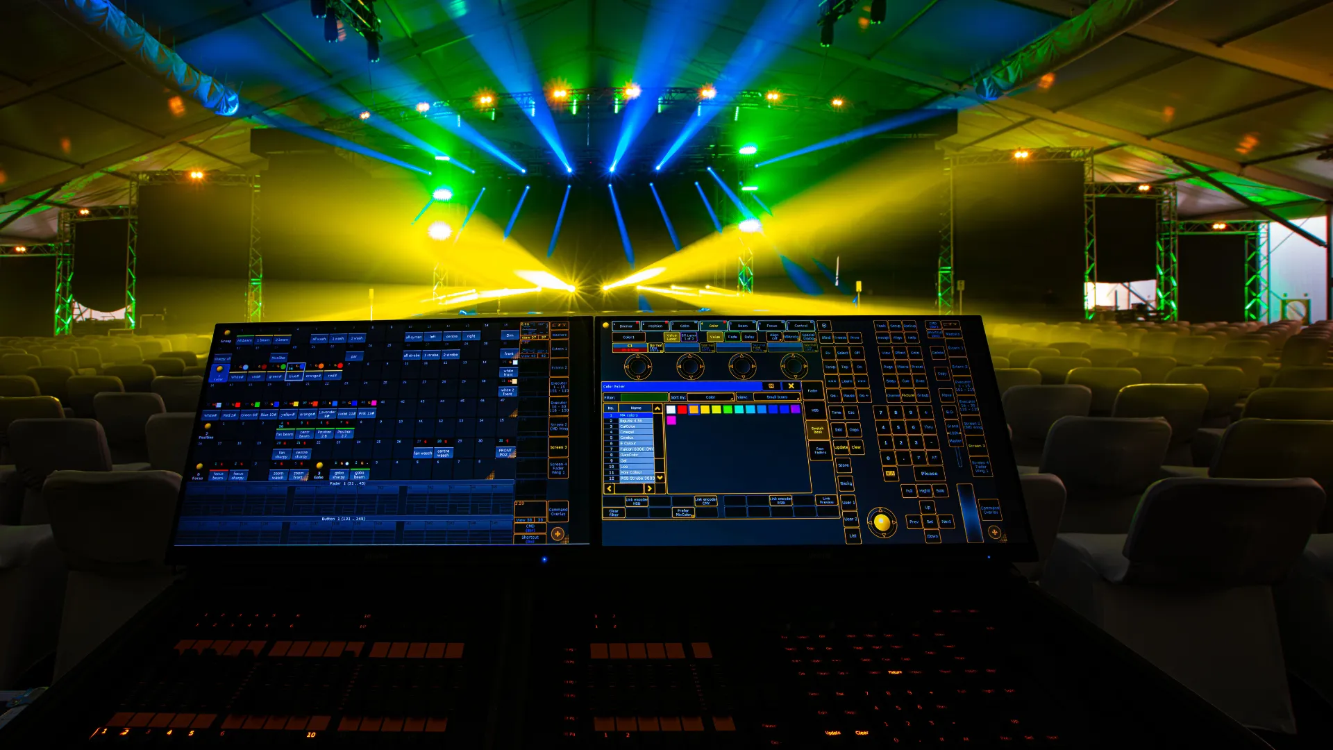 luces de un gran evento con mesa de control de iluminación