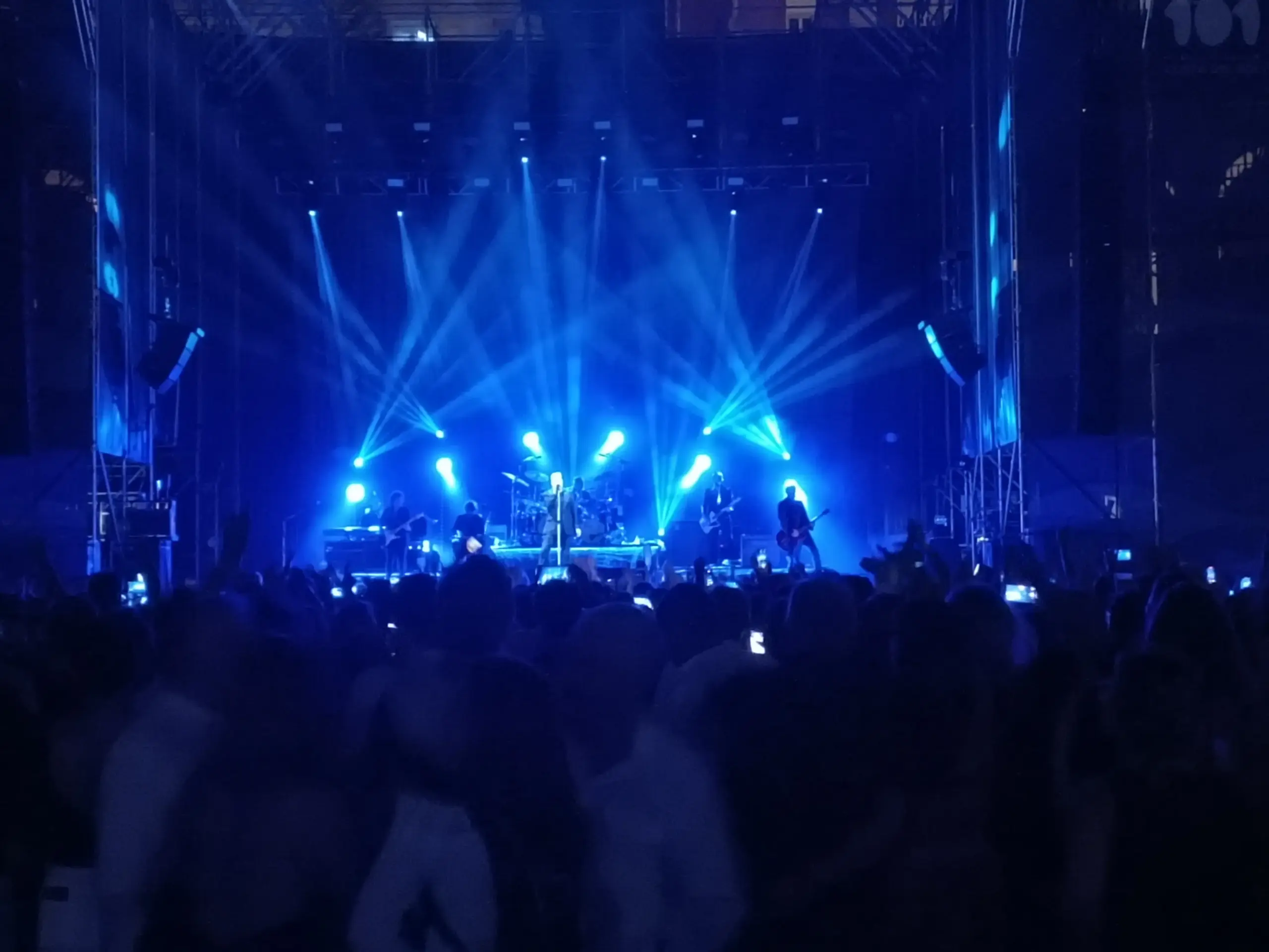 iluminación en concierto con luces azules
