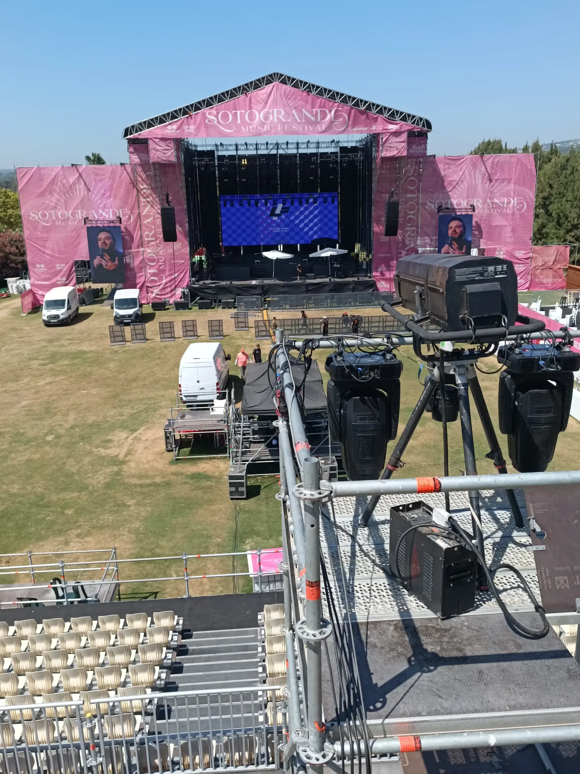 montaje de iluminación en concierto al aire libre