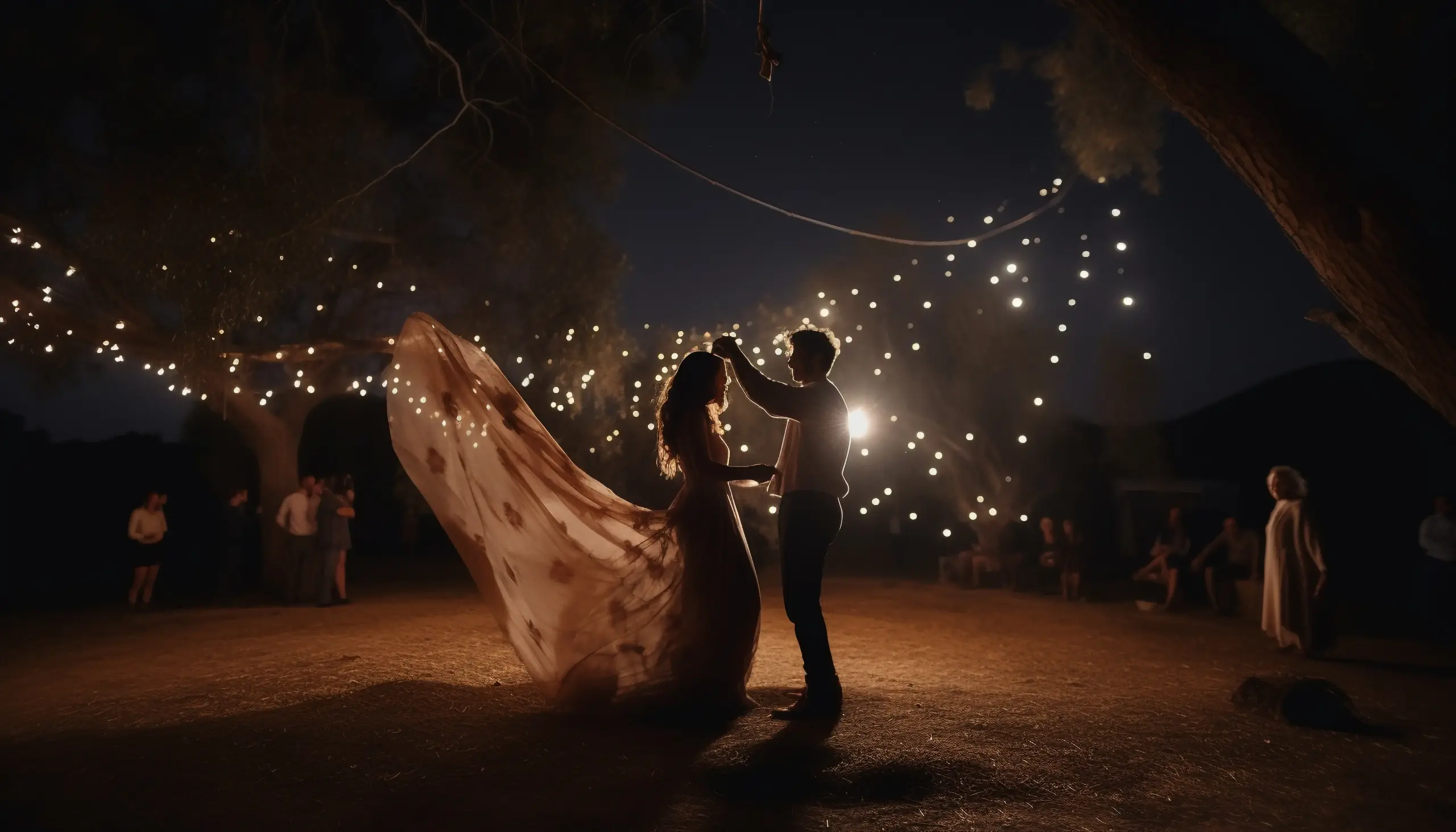 preciosa imagen de novios de boda con iluminación de noche al aire libre